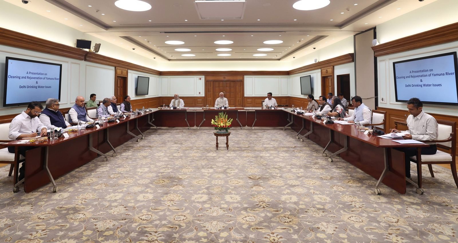 प्रधानमंत्री नरेन्द्र मोदी गुरुवार को यमुना नदी की सफाई पर समीक्षा बैठक की अध्यक्षता करते हुए प्रधानमंत्री नरेन्द्र मोदी गुरुवार को यमुना नदी की सफाई पर समीक्षा बैठक की अध्यक्षता करते हुए
