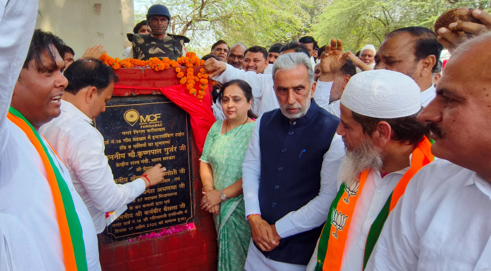 विकास कार्याे का शुभारंभ करते केंद्रीय राज्यमंत्री कृष्णपाल गुर्जर। साथ है महापौर प्रवीण जोशी विकास कार्याे का शुभारंभ करते केंद्रीय राज्यमंत्री कृष्णपाल गुर्जर। साथ है महापौर प्रवीण जोशी