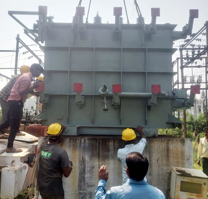 ट्रांसफार्मर सुधारते बिजली कर्मी ट्रांसफार्मर सुधारते बिजली कर्मी