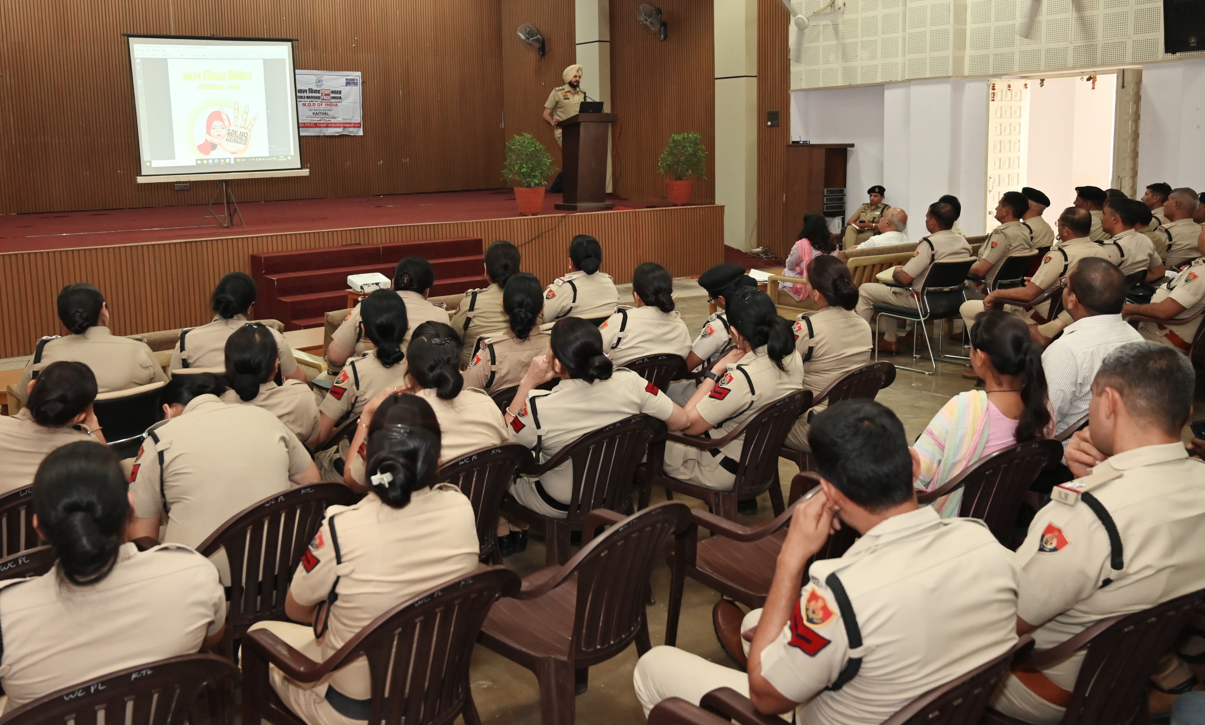मौके पर उपस्थित एसपी राजेश कालिया व अन्य पुलिस कर्मचारी व अधिकारी। मौके पर उपस्थित एसपी राजेश कालिया व अन्य पुलिस कर्मचारी व अधिकारी।