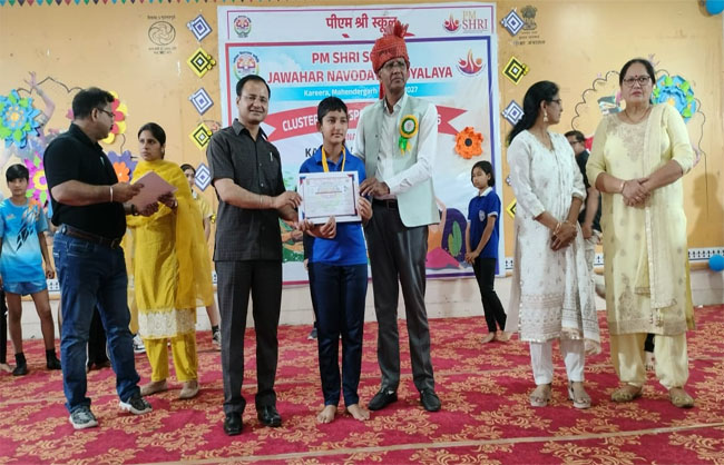 क्षेत्रीय स्तरीय कबड्डी व योग ;बालिकाद्ध के लिए चयनित बच्चों को पुरस्कृत करते विधायक कंवर सिंह यादव। क्षेत्रीय स्तरीय कबड्डी व योग ;बालिकाद्ध के लिए चयनित बच्चों को पुरस्कृत करते विधायक कंवर सिंह यादव।