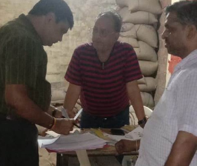 इंदौरः श्रद्धा प्राथमिक भंडार में मिली गंभीर लापरवाही, नोटिस जारी इंदौरः श्रद्धा प्राथमिक भंडार में मिली गंभीर लापरवाही, नोटिस जारी