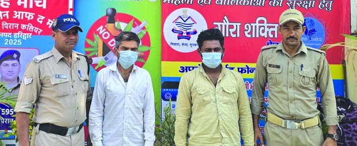 पुलिस गिरफ्त में आरोपित पुलिस गिरफ्त में आरोपित