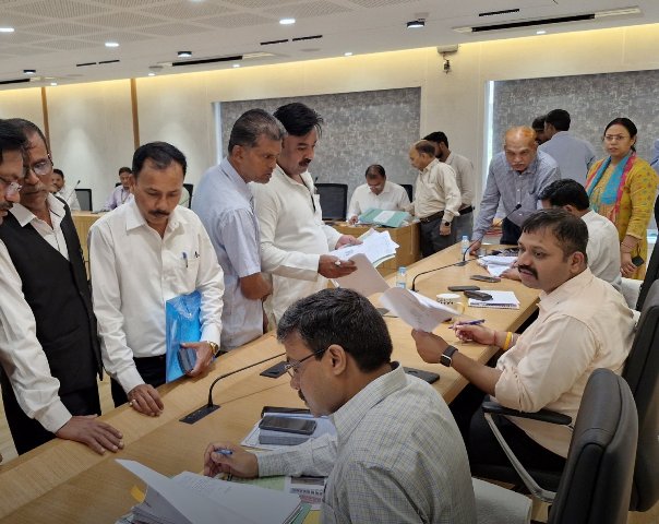 एलडीए में प्राधिकरण दिवस पर प्रकरणों काे सुनते अधिकारी एलडीए में प्राधिकरण दिवस पर प्रकरणों काे सुनते अधिकारी