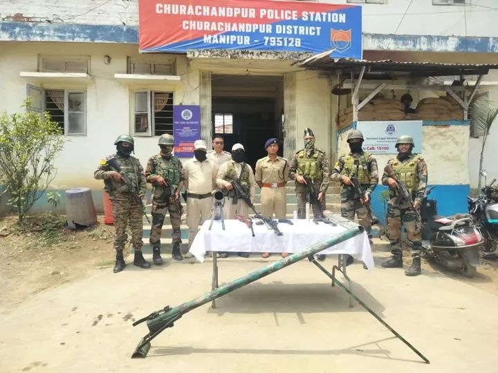 मणिपुर में बरामद हथियार और विस्फोटकों की तस्वीर। मणिपुर में बरामद हथियार और विस्फोटकों की तस्वीर।