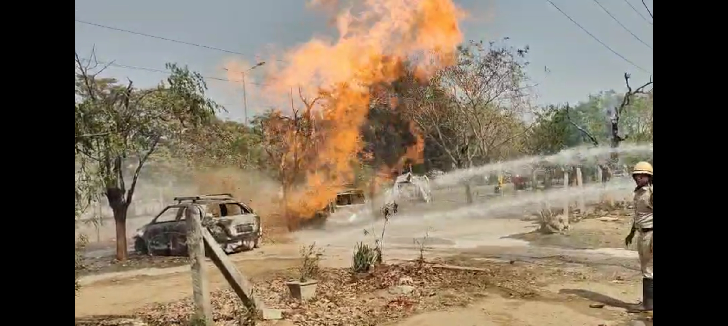 गुरुग्राम के वजीराबाद रोड के पास गुरुवार को पीएनजी गैस पाइप लाइन में आग गुरुग्राम के वजीराबाद रोड के पास गुरुवार को पीएनजी गैस पाइप लाइन में आग