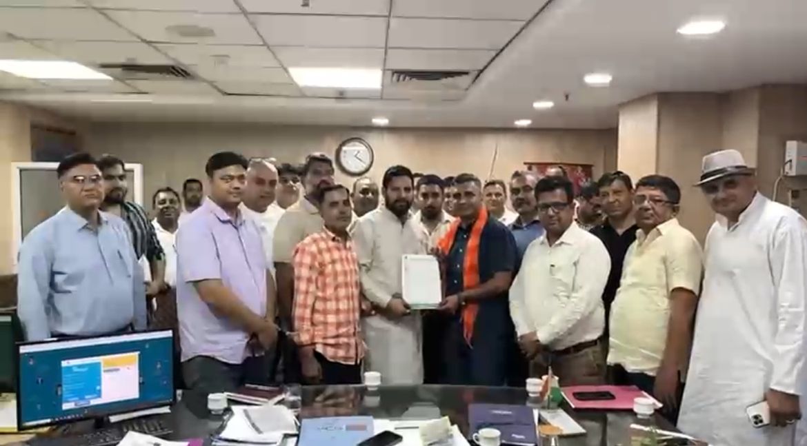 गुरुग्राम निगम के मुख्य अभियंता विजय ढाका से मिली ठेकेदार यूनियन गुरुग्राम निगम के मुख्य अभियंता विजय ढाका से मिली ठेकेदार यूनियन
