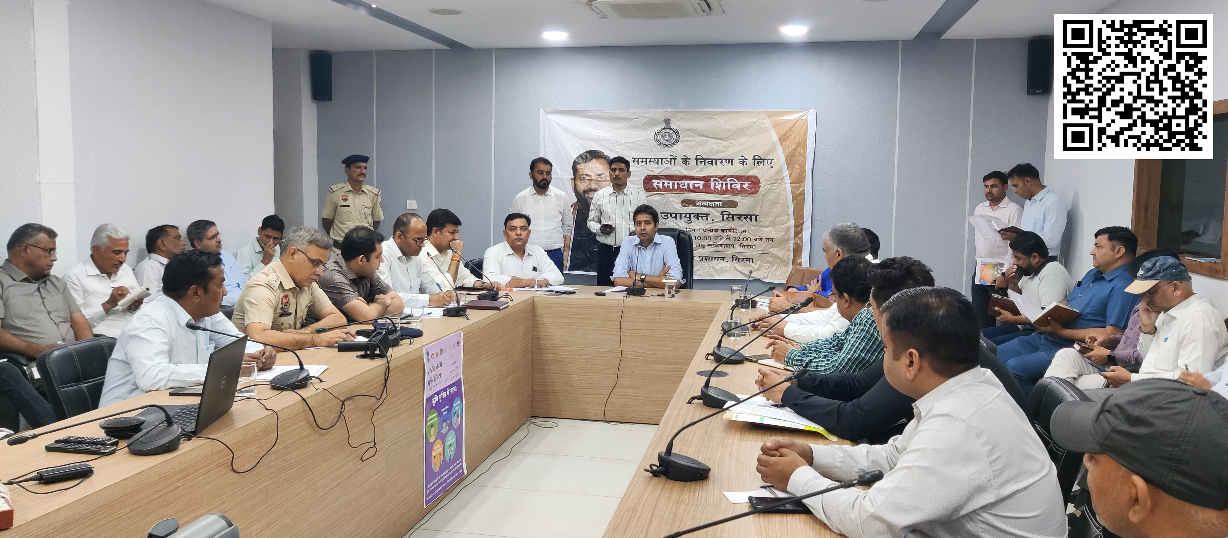 साइक्लोथॉन को लेकर अधिकारियों के साथ बैठक करते उपायुक्त।