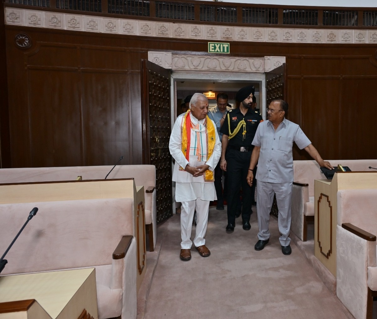 राज्यपाल खान को राजस्थान विधान सभा का भवन और सदन का अवलोकन कराया। राज्यपाल खान को राजस्थान विधान सभा का भवन और सदन का अवलोकन कराया।