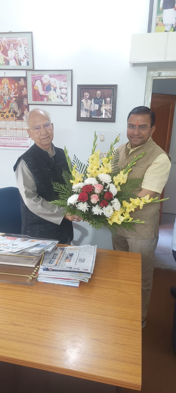 शांता कुमार को पुष्प गुच्छ भेंट करते हुए त्रिलोक कपूर। शांता कुमार को पुष्प गुच्छ भेंट करते हुए त्रिलोक कपूर।
