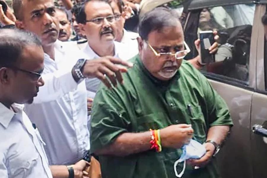 अदालत में पेशी के लिए ले जाए जा रहे पश्चिम बंगाल के पूर्व शिक्षा मंत्री पार्थ चटर्जी अदालत में पेशी के लिए ले जाए जा रहे पश्चिम बंगाल के पूर्व शिक्षा मंत्री पार्थ चटर्जी