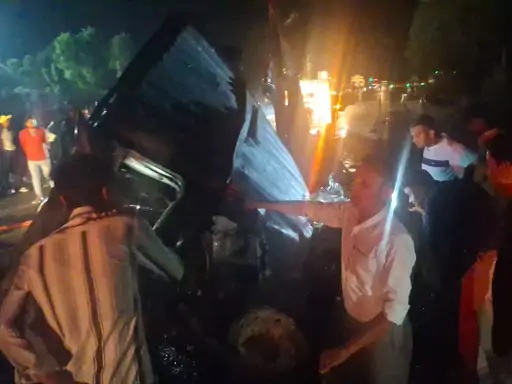 आग के बाद माैके पर जुटी भीड़। आग के बाद माैके पर जुटी भीड़।