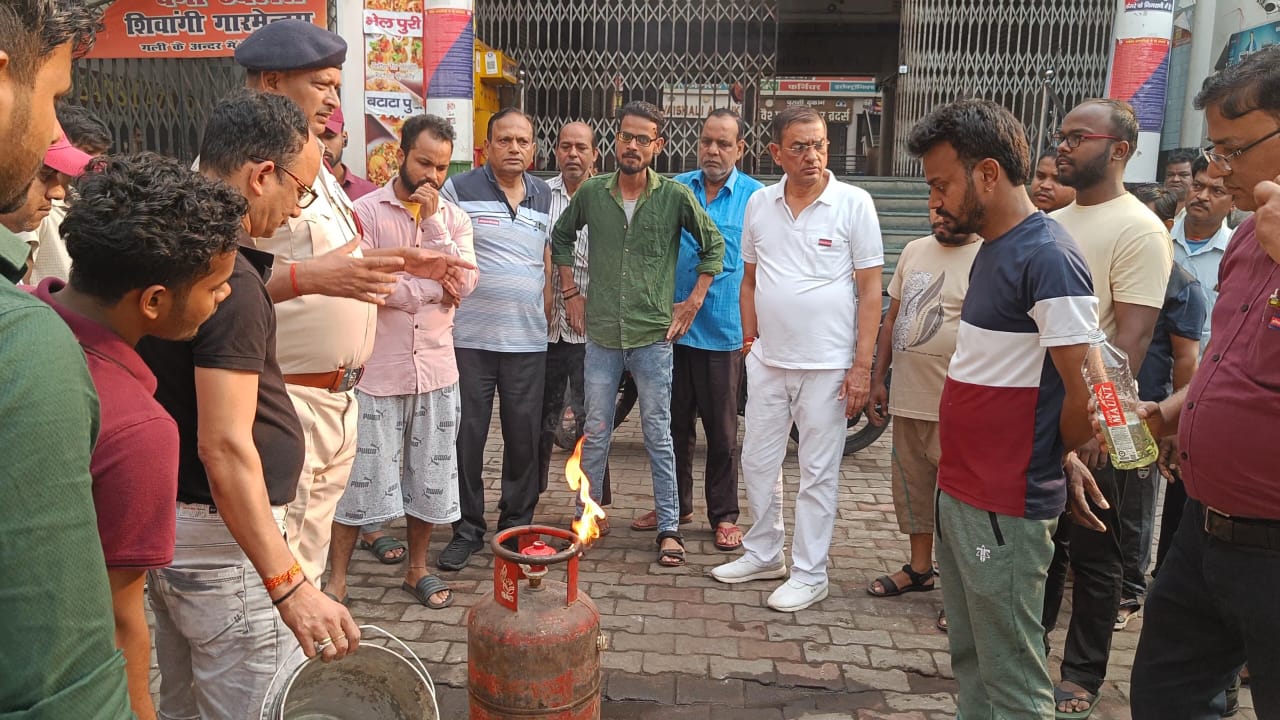 अग्निकांड को लेकर जागरूक करते कर्मी
