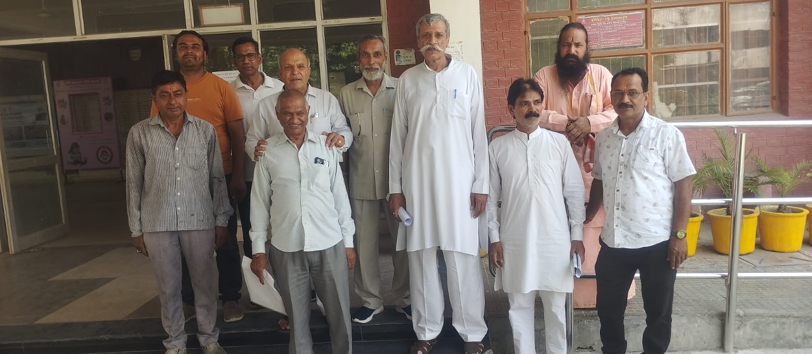 एडीसी से मिलकर आए सैनी मोहल्ले के लोग। एडीसी से मिलकर आए सैनी मोहल्ले के लोग।
