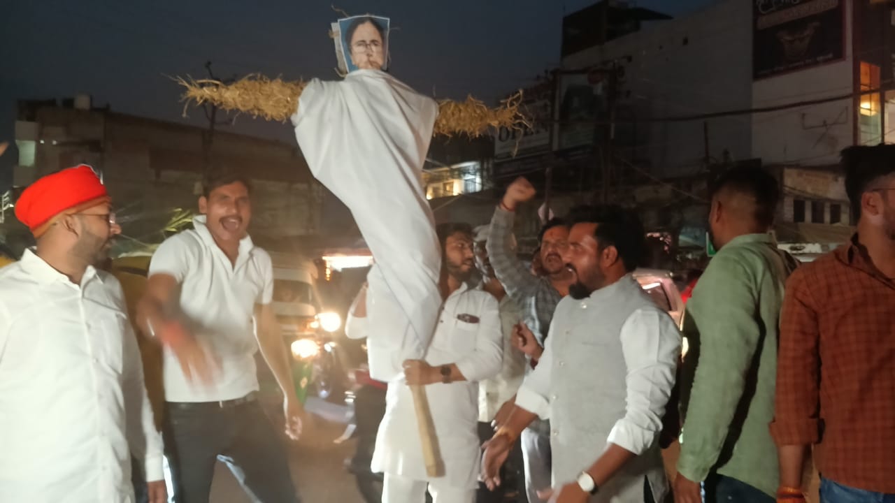 ममता बनर्जी का पुतला फूंकते भाजपा कार्यकर्ता ममता बनर्जी का पुतला फूंकते भाजपा कार्यकर्ता
