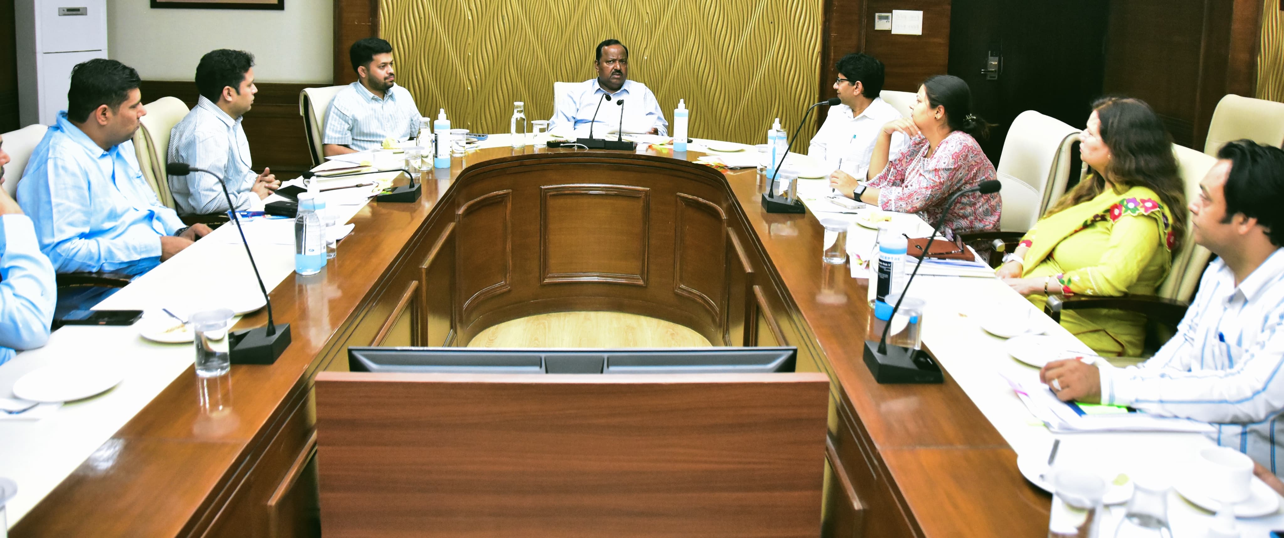 राज्य निर्वाचन आयुक्त ने गुरुग्राम में प्रशासनिक अधिकारियों संग की बैठक राज्य निर्वाचन आयुक्त ने गुरुग्राम में प्रशासनिक अधिकारियों संग की बैठक