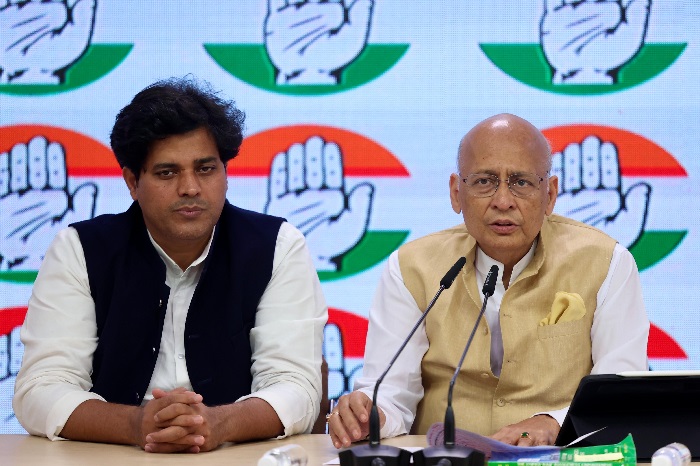 नई दिल्लीः कांग्रेस मुख्यालय में गुरुवार को वक्फ अधिनियम 2025 को लेकर प्रेस वार्ता करते कांग्रेस नेता इमरान प्रतापगढ़ी और अभिषेक मनु सिंघवी नई दिल्लीः कांग्रेस मुख्यालय में गुरुवार को वक्फ अधिनियम 2025 को लेकर प्रेस वार्ता करते कांग्रेस नेता इमरान प्रतापगढ़ी और अभिषेक मनु सिंघवी