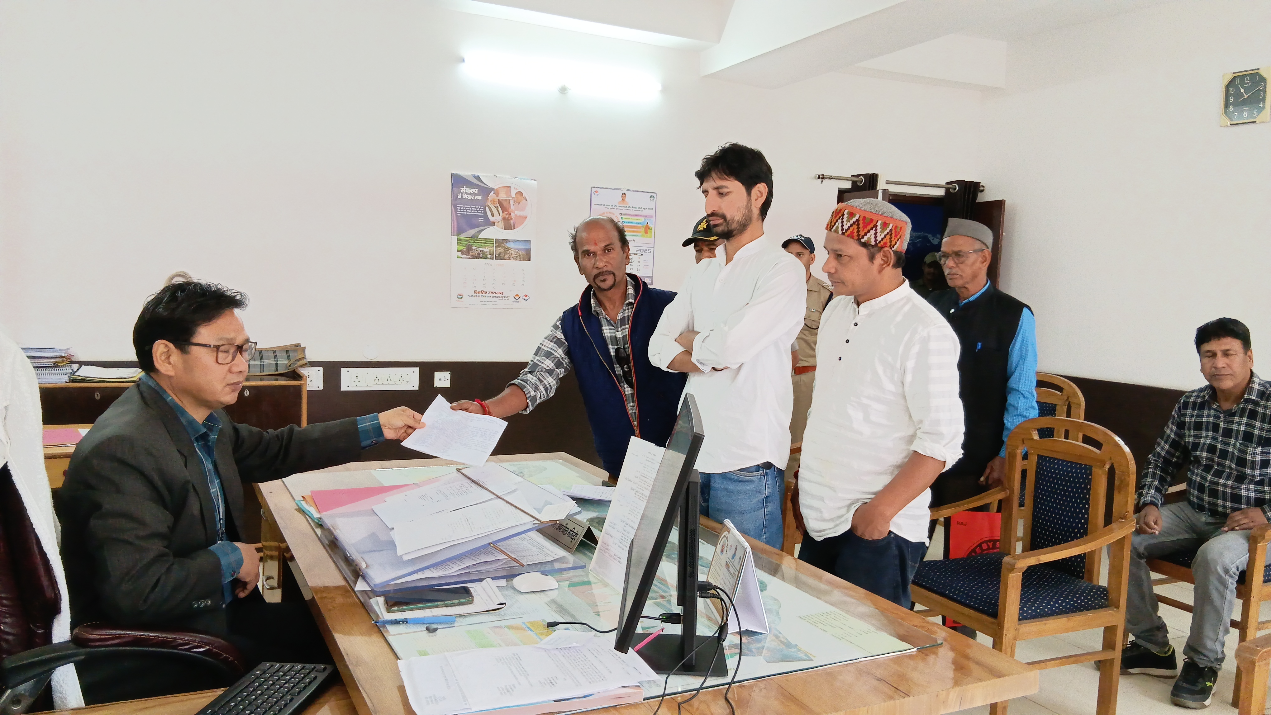 जल्द मुआवजा दिलाने की मांग उठाई पौड़ी। जल्द मुआवजा दिलाने की मांग उठाई पौड़ी।