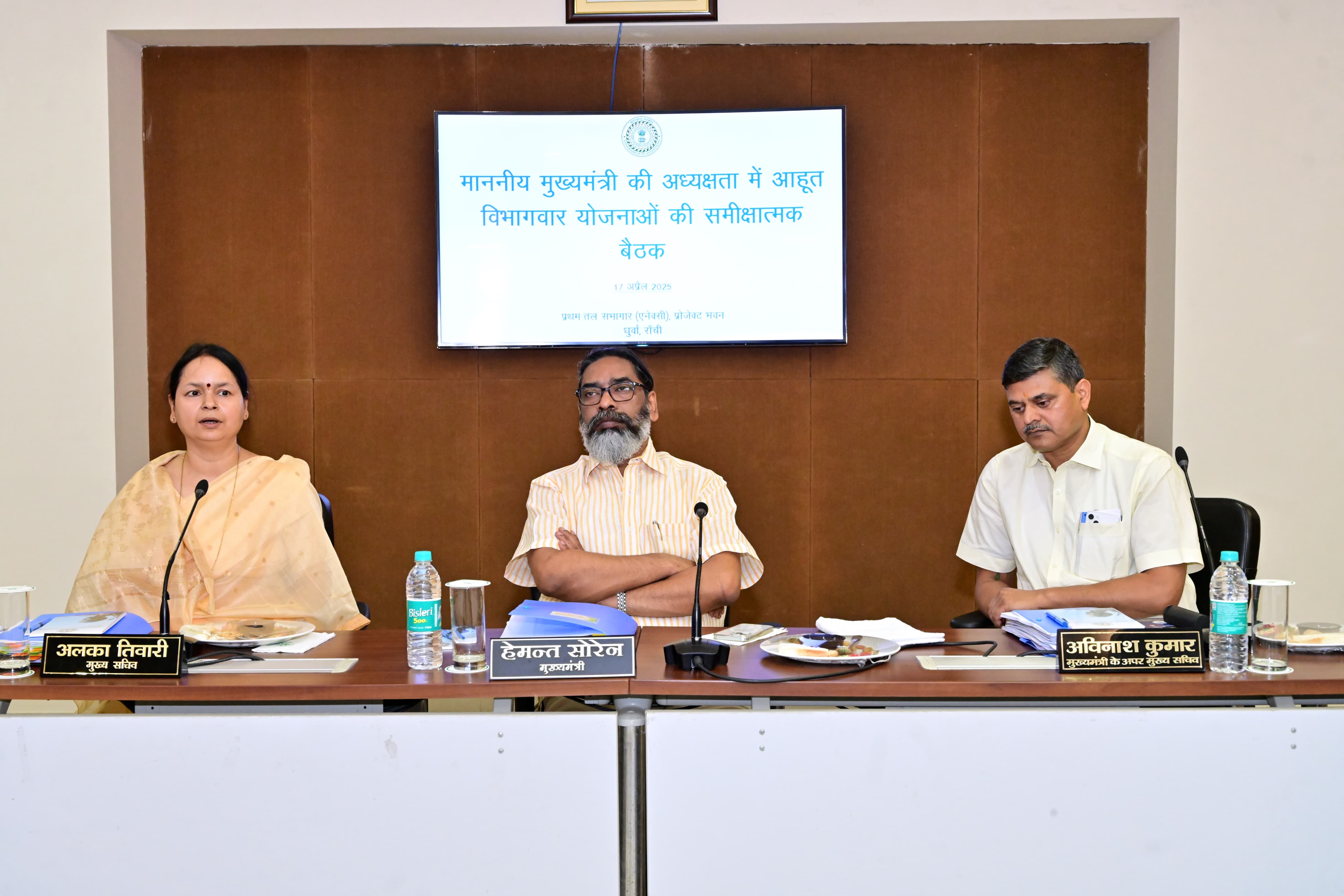 मुख्यमंत्री अधिकारियों के साथ बैठक करते हुए मुख्यमंत्री अधिकारियों के साथ बैठक करते हुए