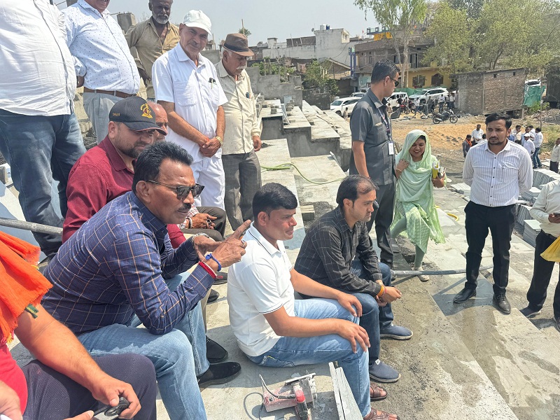इंदौरः डकाच्या ग्राम पंचायत में बनने वाले कबड्डी स्टेडियम का मंत्री सिलावट ने किया निरीक्षण इंदौरः डकाच्या ग्राम पंचायत में बनने वाले कबड्डी स्टेडियम का मंत्री सिलावट ने किया निरीक्षण
