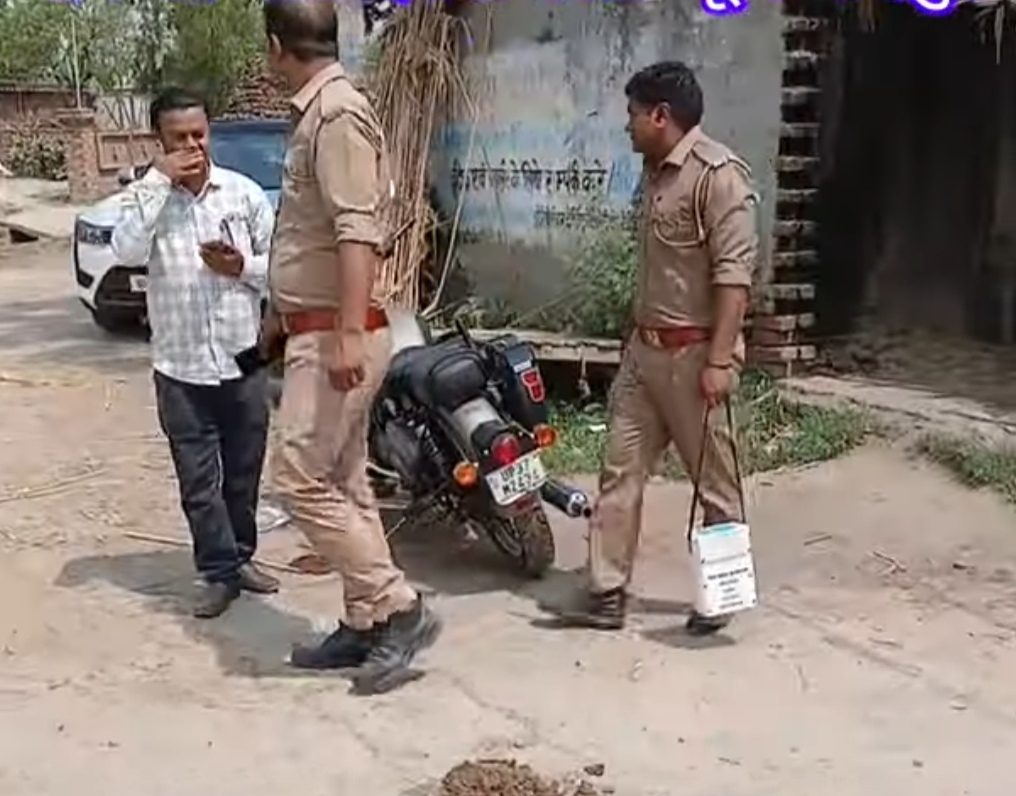गांव में मौजूद पुलिस गांव में मौजूद पुलिस