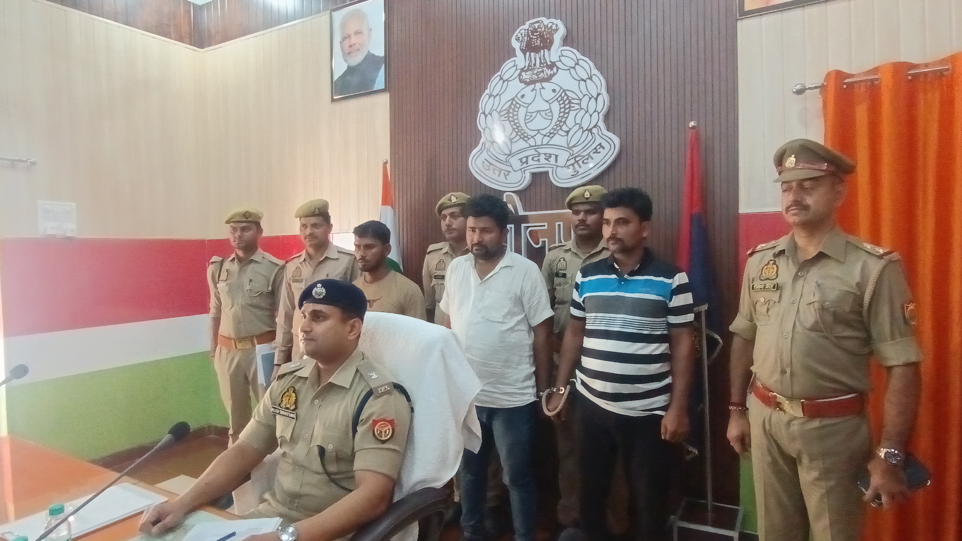 पुलिस अभिरक्षा में गिरफ्तार आरोपी पुलिस अभिरक्षा में गिरफ्तार आरोपी