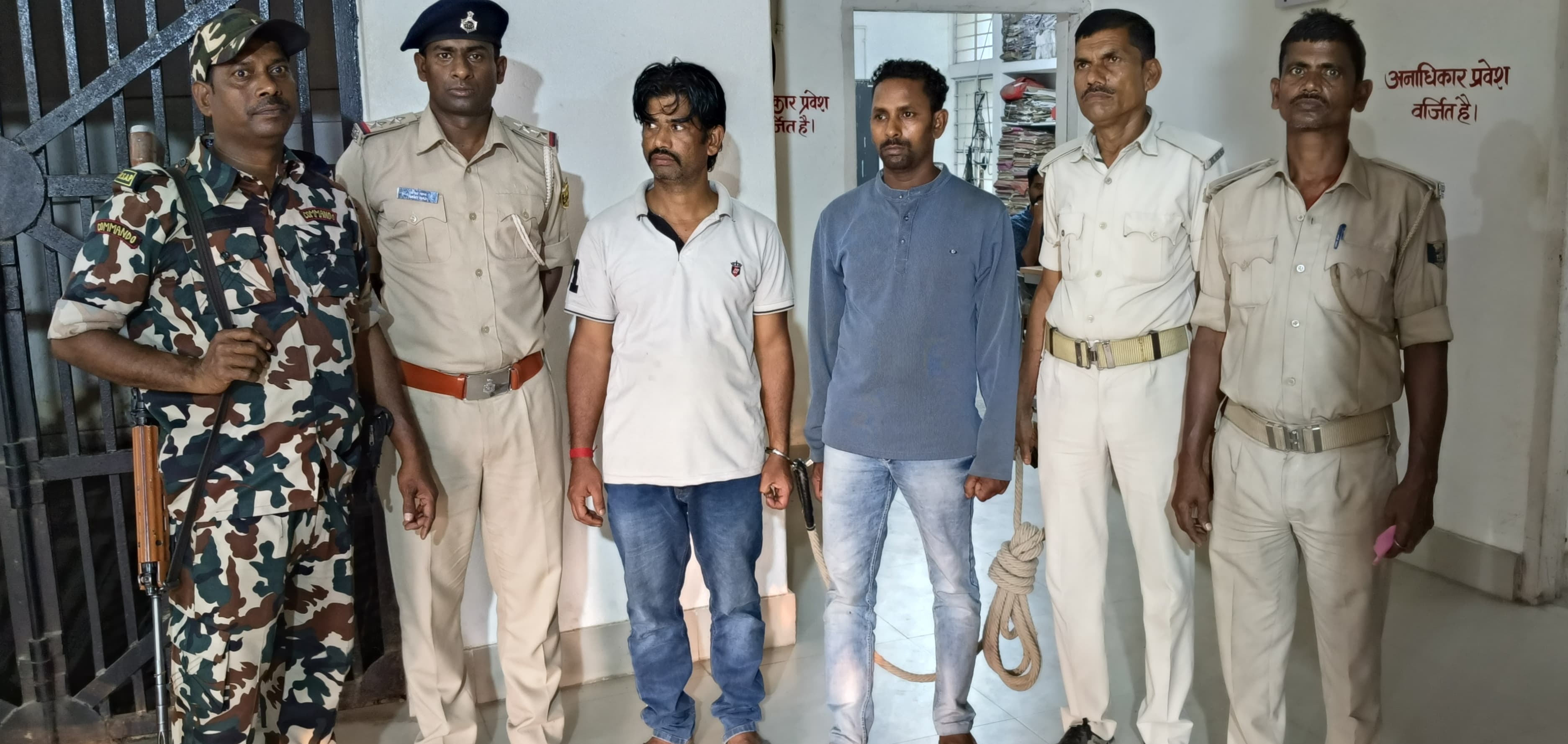अररिया फोटो:गिरफ्तार चोर गिरोह के सरगना और अन्य के साथ पुलिस अररिया फोटो:गिरफ्तार चोर गिरोह के सरगना और अन्य के साथ पुलिस