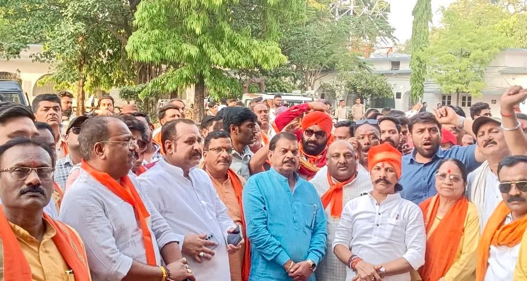 हिन्दू संत पर जानलेवा धमकी को लेकर सकल हिन्दू समाज और सन्त पहुंचे एसपी कार्यालय हिन्दू संत पर जानलेवा धमकी को लेकर सकल हिन्दू समाज और सन्त पहुंचे एसपी कार्यालय