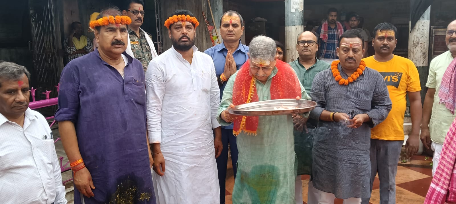 आरती करते मंत्री व अन्य आरती करते मंत्री व अन्य