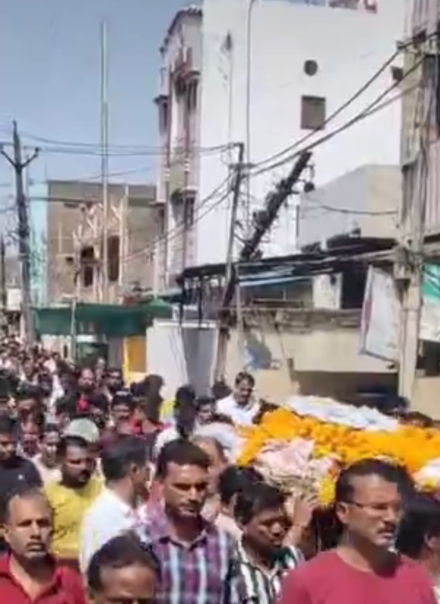 पूर्व नपा अध्यक्ष की मौत,अंतिम यात्रा में शामिल हुए सैंकडों लोग पूर्व नपा अध्यक्ष की मौत,अंतिम यात्रा में शामिल हुए सैंकडों लोग