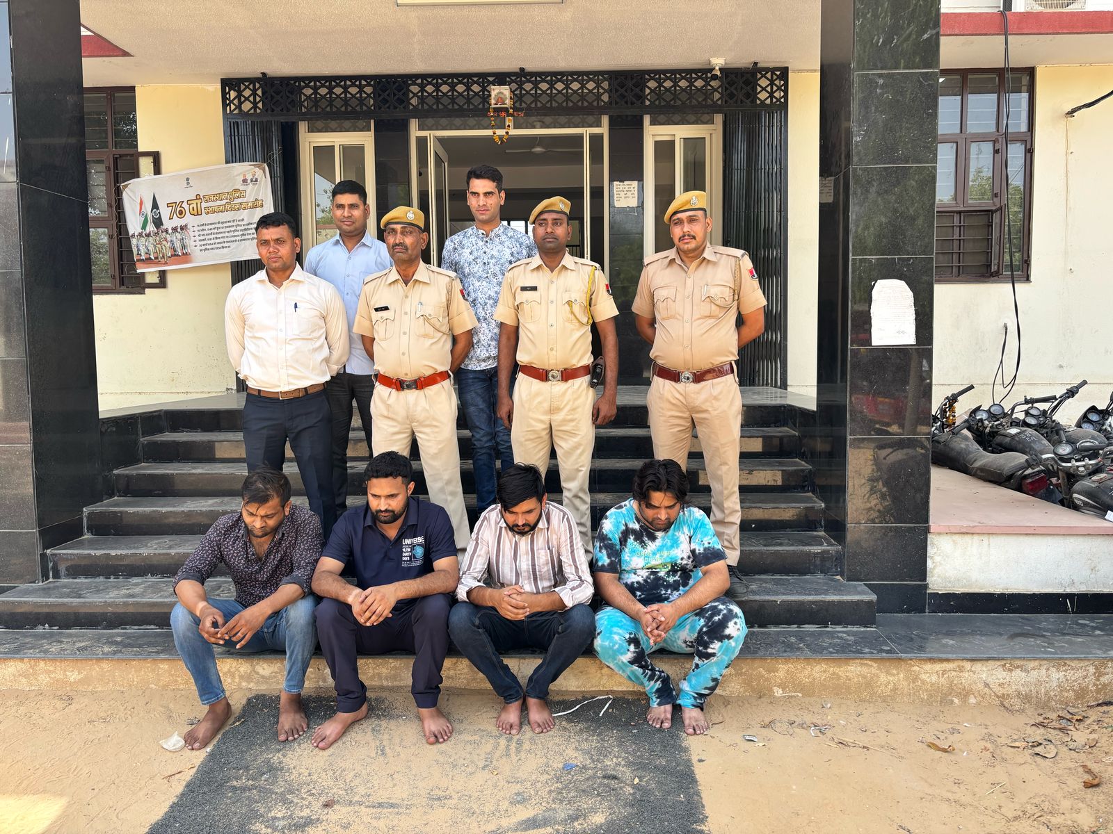 आईपीएल मैचों पर ऑनलाइन सट्टा लगाने वाले गिरोह के चार सदस्य गिरफ्तार आईपीएल मैचों पर ऑनलाइन सट्टा लगाने वाले गिरोह के चार सदस्य गिरफ्तार