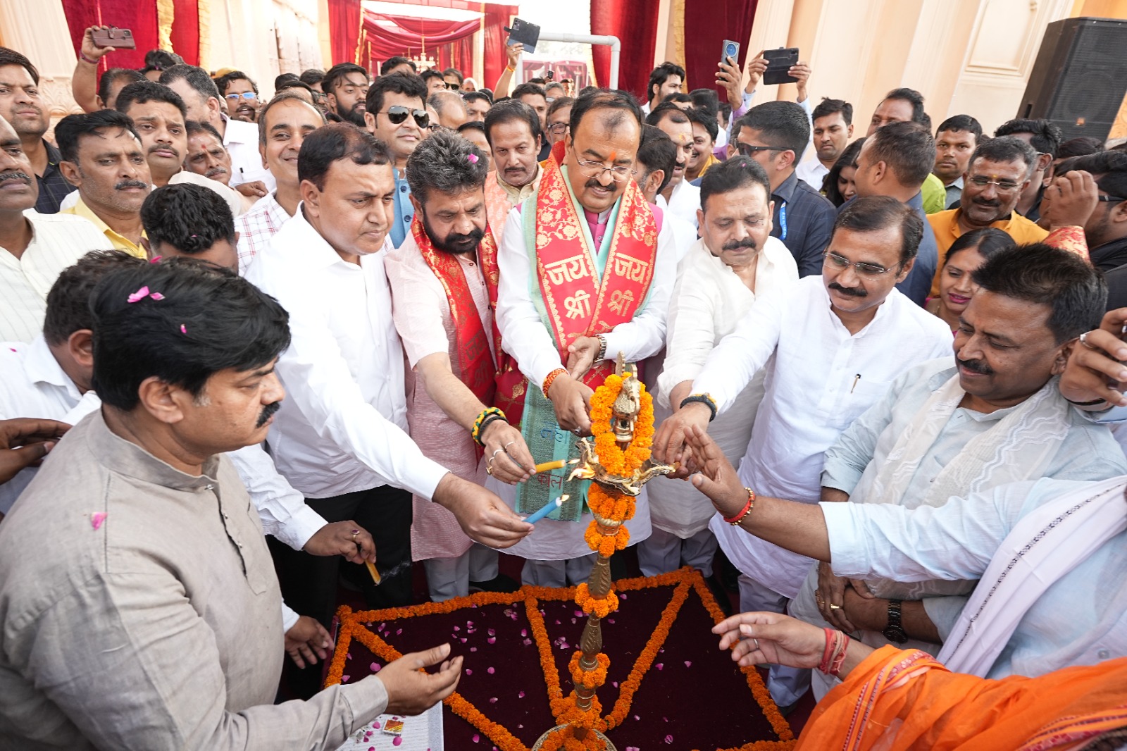 प्रदेश के उपमुख्यमंत्री होटल के उद्घाटन कार्यक्रम में प्रदेश के उपमुख्यमंत्री होटल के उद्घाटन कार्यक्रम में