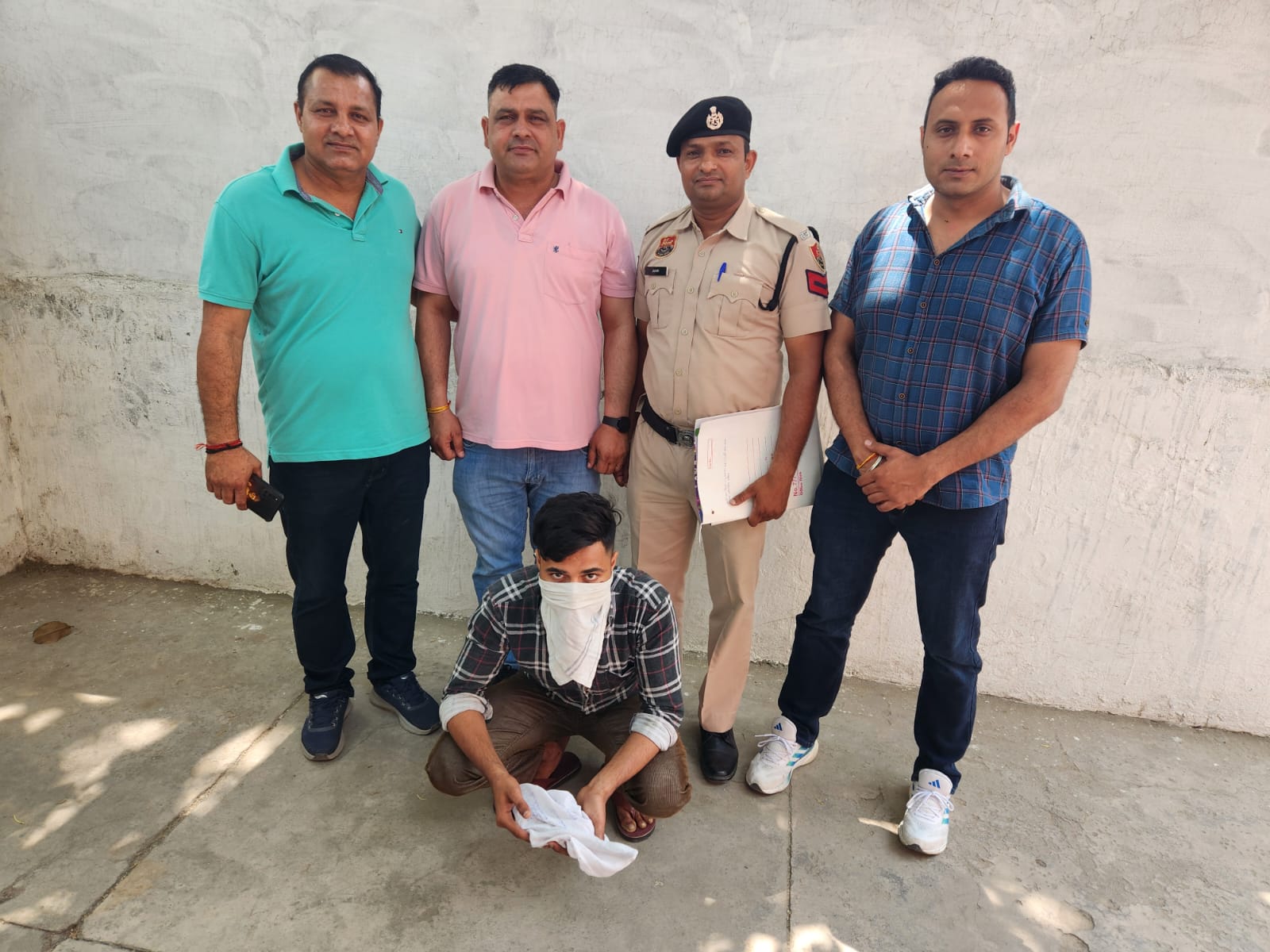 पानीपत पुलिस की हिरासत में अवैध हथियार रखने वाला आरोपी पानीपत पुलिस की हिरासत में अवैध हथियार रखने वाला आरोपी