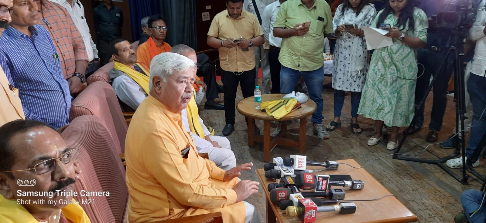 कोलकाता में शुक्रवार को विहिप के अध्यक्ष आलोक कुमार प्रेस वार्ता को संबोधित करते हुए कोलकाता में शुक्रवार को विहिप के अध्यक्ष आलोक कुमार प्रेस वार्ता को संबोधित करते हुए
