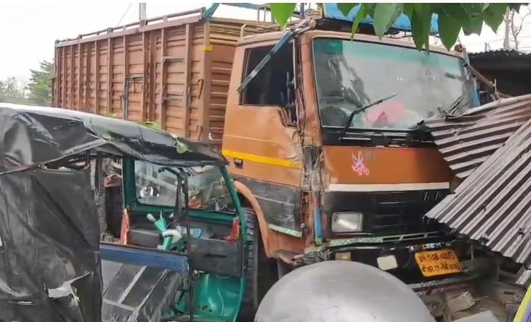 ट्रक ने यात्री बस को मारी टक्कर ट्रक ने यात्री बस को मारी टक्कर