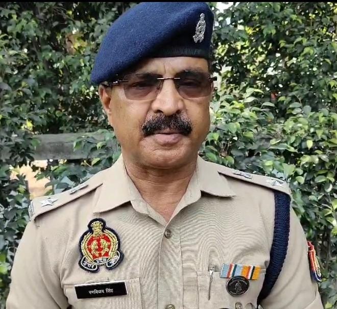रियल एस्टेट कारोबारी के यहां लूट की घटना में पकड़े गए आरोपित व मोहम्मदपुर की जानकारी देते एसपी सिटी। रियल एस्टेट कारोबारी के यहां लूट की घटना में पकड़े गए आरोपित व मोहम्मदपुर की जानकारी देते एसपी सिटी।