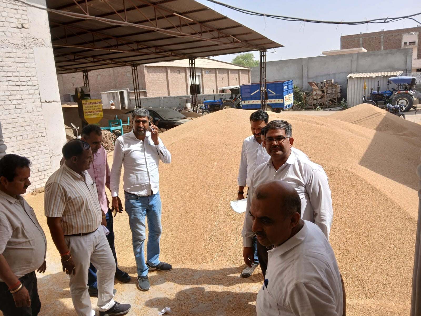 सीएम फ्लाइंग टीम गोदामों का निरीक्षण करती। सीएम फ्लाइंग टीम गोदामों का निरीक्षण करती।