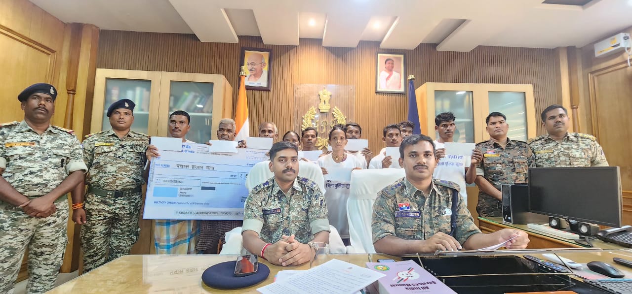 सुकमा: ग्राम पंचायत बडेसट्टी के सक्रिय 02 महिला सहित समस्त 11 माओवादियों ने सामूहिक आत्मसमर्पण सुकमा: ग्राम पंचायत बडेसट्टी के सक्रिय 02 महिला सहित समस्त 11 माओवादियों ने सामूहिक आत्मसमर्पण