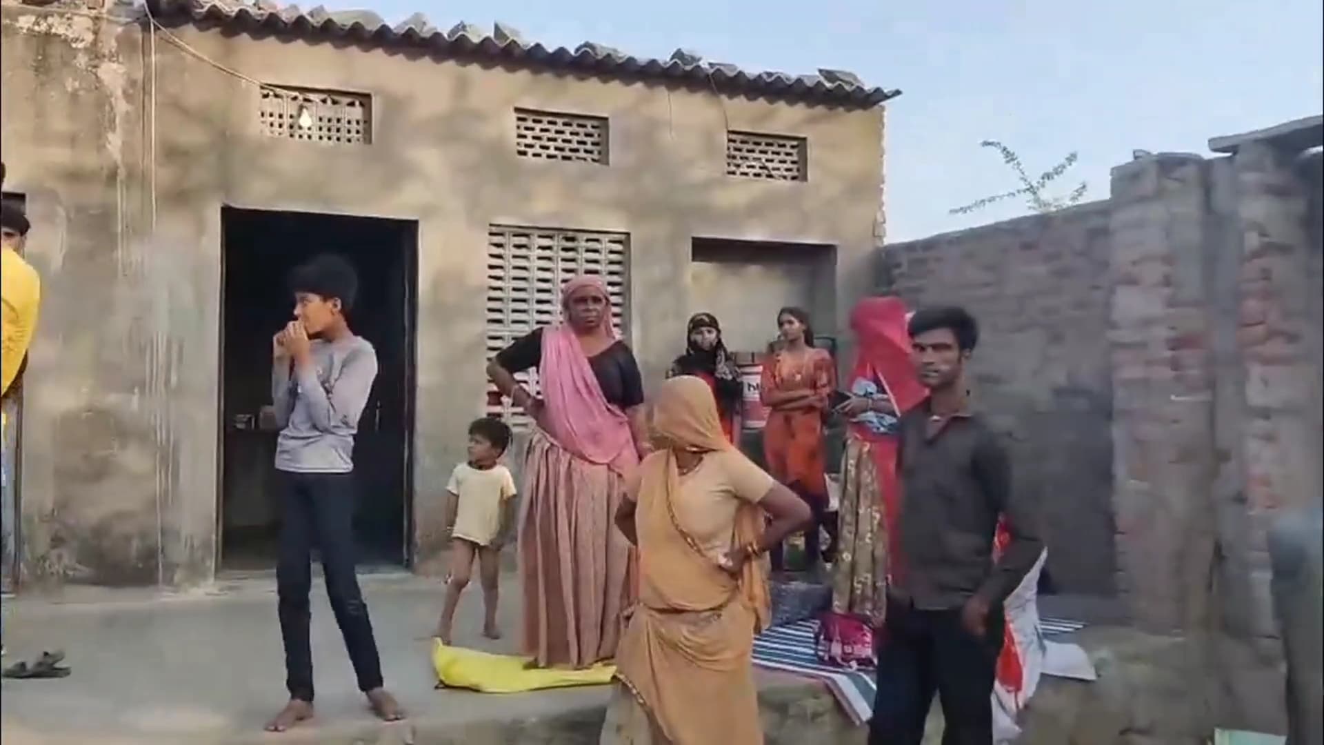 भीलवाड़ा के युवक से छत्तीसगढ़ में बर्बरता, करंट देकर नाखून उखाड़े, वीडियो वायरल भीलवाड़ा के युवक से छत्तीसगढ़ में बर्बरता, करंट देकर नाखून उखाड़े, वीडियो वायरल