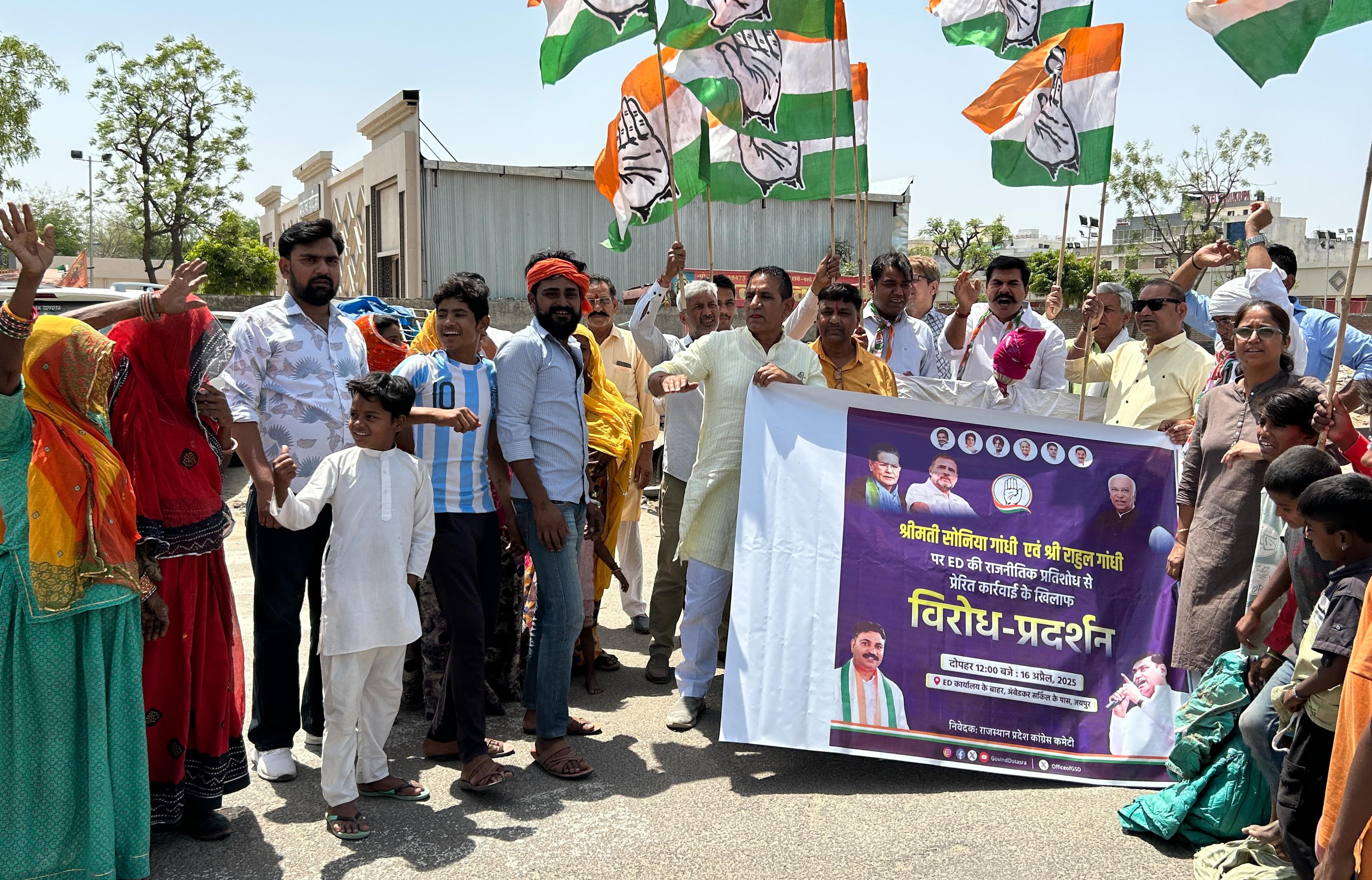 कांग्रेस ने विरोध प्रदर्शन प्रधानमंत्री का पुतला फूंका कांग्रेस ने विरोध प्रदर्शन प्रधानमंत्री का पुतला फूंका