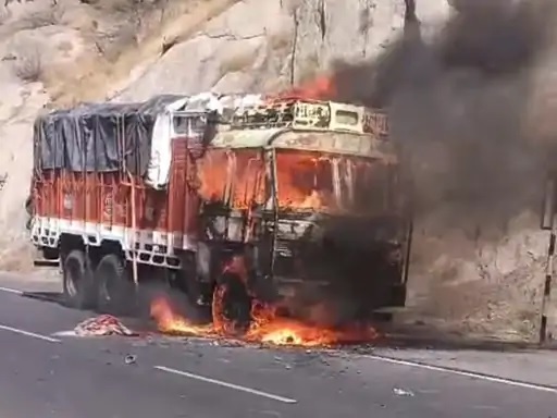 ट्रक के केबिन में भीषण आग लग गई। ट्रक के केबिन में भीषण आग लग गई।