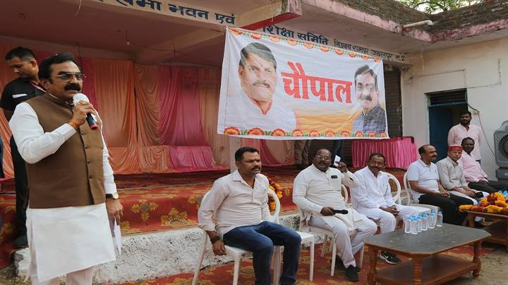 मंत्री राकेश सिंह ने चौपाल कर सुनी लोगों की समस्याएं मंत्री राकेश सिंह ने चौपाल कर सुनी लोगों की समस्याएं