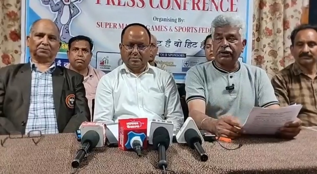 पत्रकार वार्ता को सम्बोधित करते हुए विनोद कुमार।