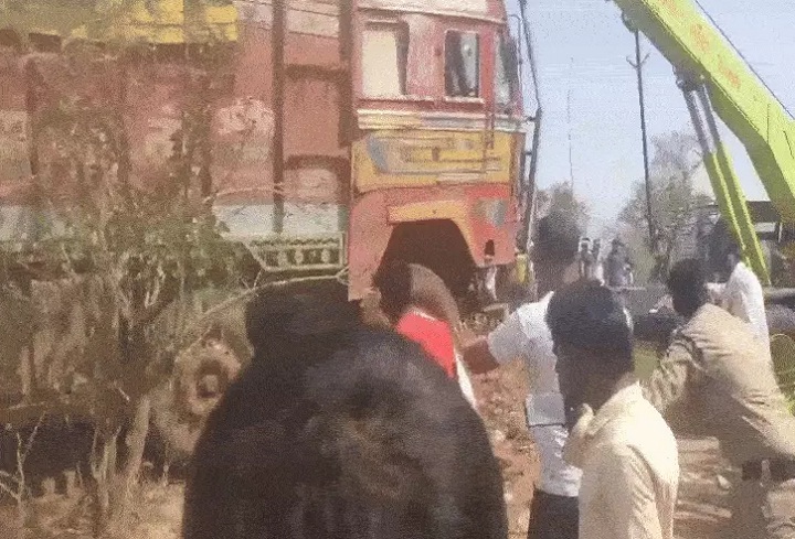 झांसी-खजुराहो हाईवे पर हादसे के बाद की तस्वीर झांसी-खजुराहो हाईवे पर हादसे के बाद की तस्वीर