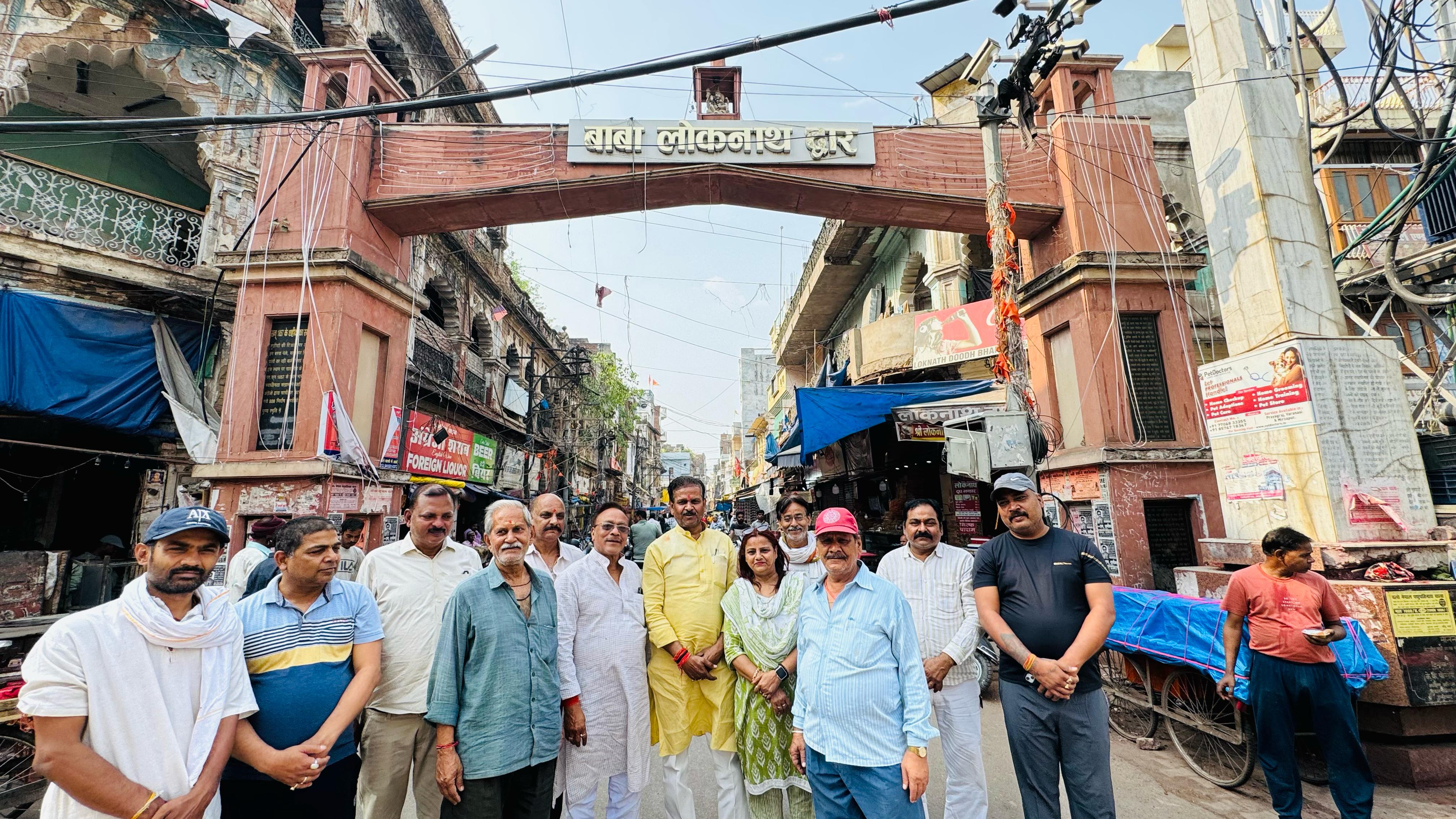 हेरिटेज क्षेत्र ऐतिहासिक लोकनाथ में भ्रमण करते हुए महापौर उमेश चंद्र गणेश केसरवानी का छाया चित्र