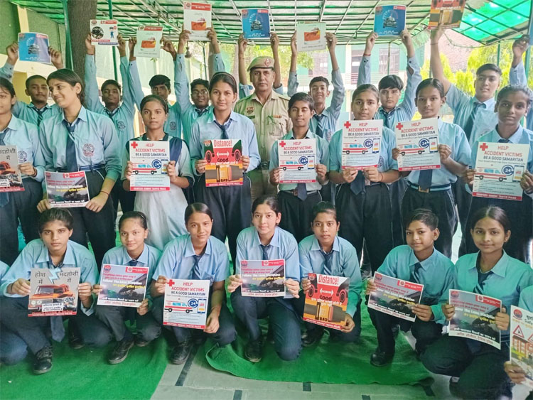 सोनीपत: पुलिस के सड़क सुरक्षा विशेष जागरूकता अभियान अंतर्गत शामिल स्कूली छात्र सोनीपत: पुलिस के सड़क सुरक्षा विशेष जागरूकता अभियान अंतर्गत शामिल स्कूली छात्र