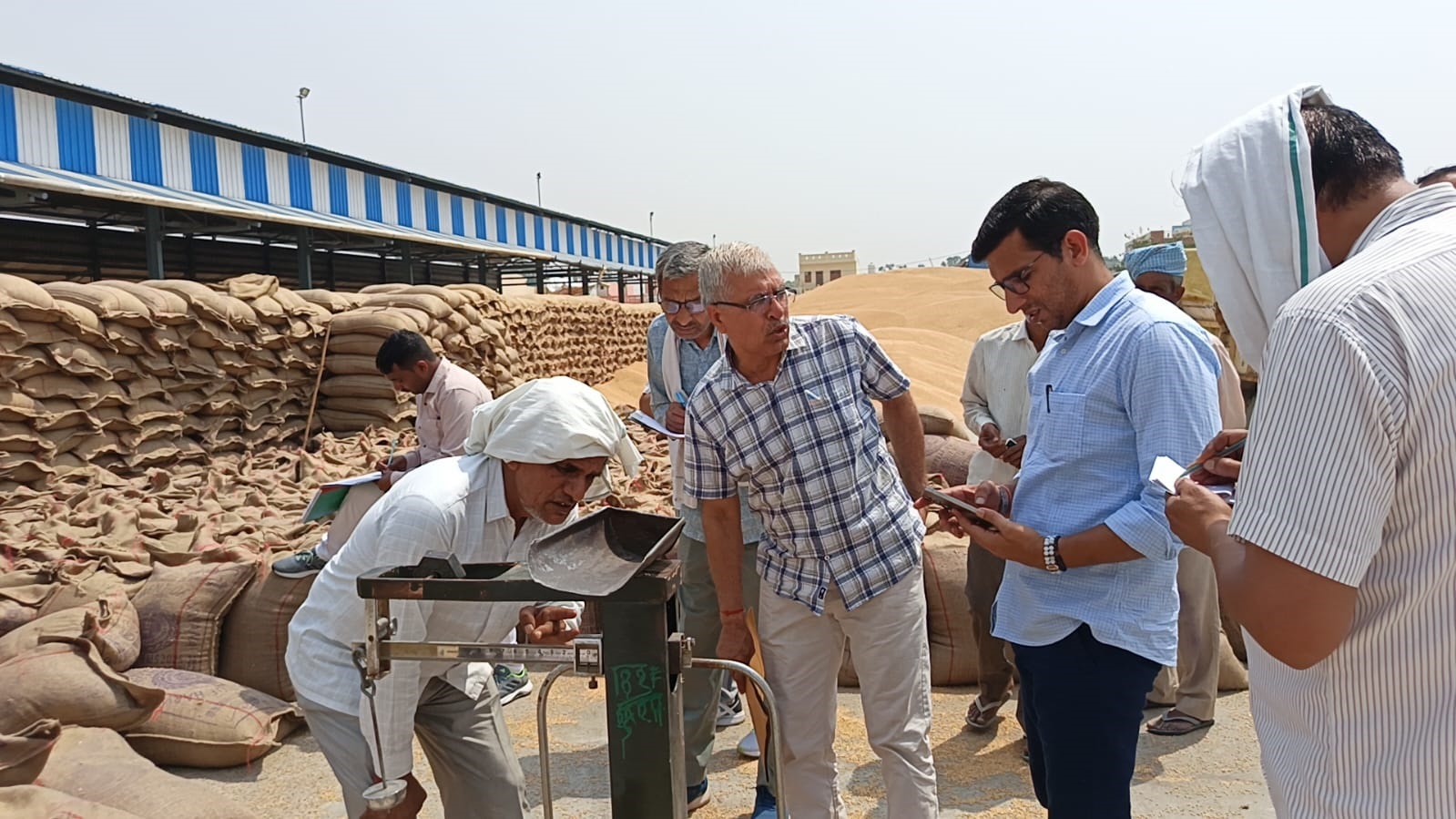 अनाजमंडी का निरीक्षण करते हुए सीएम फ्लाइंग। अनाजमंडी का निरीक्षण करते हुए सीएम फ्लाइंग।