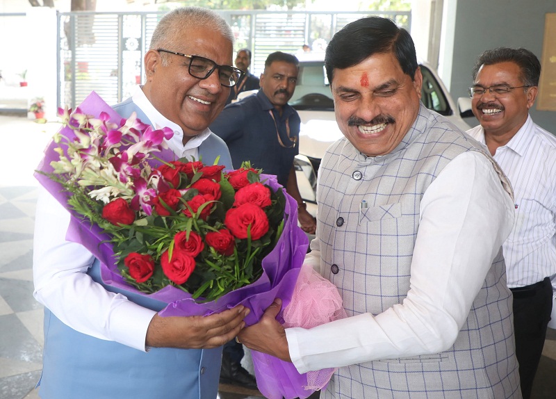 मुख्यमंत्री डॉ. मोहन यादव ने केंद्रीय मंत्री भूपेंद्र यादव का अंगवस्त्रम और पुष्प-गुच्छ भेंट कर स्वागत किया।