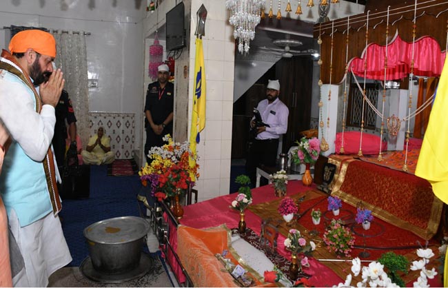 हरियाणाा के मुख्यमंत्री नायब सैनी कुरूक्षेत्र के गांव बीड़ मथाना के गुरूद्वारे में माथा टेकते हुए हरियाणाा के मुख्यमंत्री नायब सैनी कुरूक्षेत्र के गांव बीड़ मथाना के गुरूद्वारे में माथा टेकते हुए