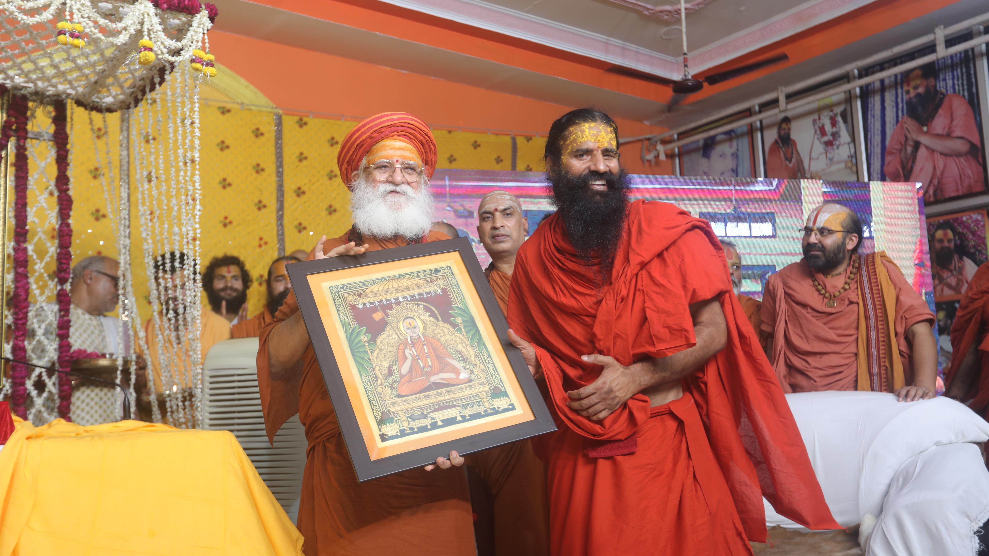 मलूक दास जयंती महोत्सव में पहुंचे कार्ष्णि शरणानन्द महाराज एवं योग गुरू बाबा रामदेव मलूक दास जयंती महोत्सव में पहुंचे कार्ष्णि शरणानन्द महाराज एवं योग गुरू बाबा रामदेव